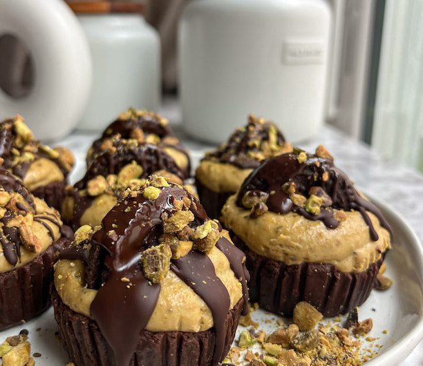 No Bake Pistachio Cheesecake Brownie Cups